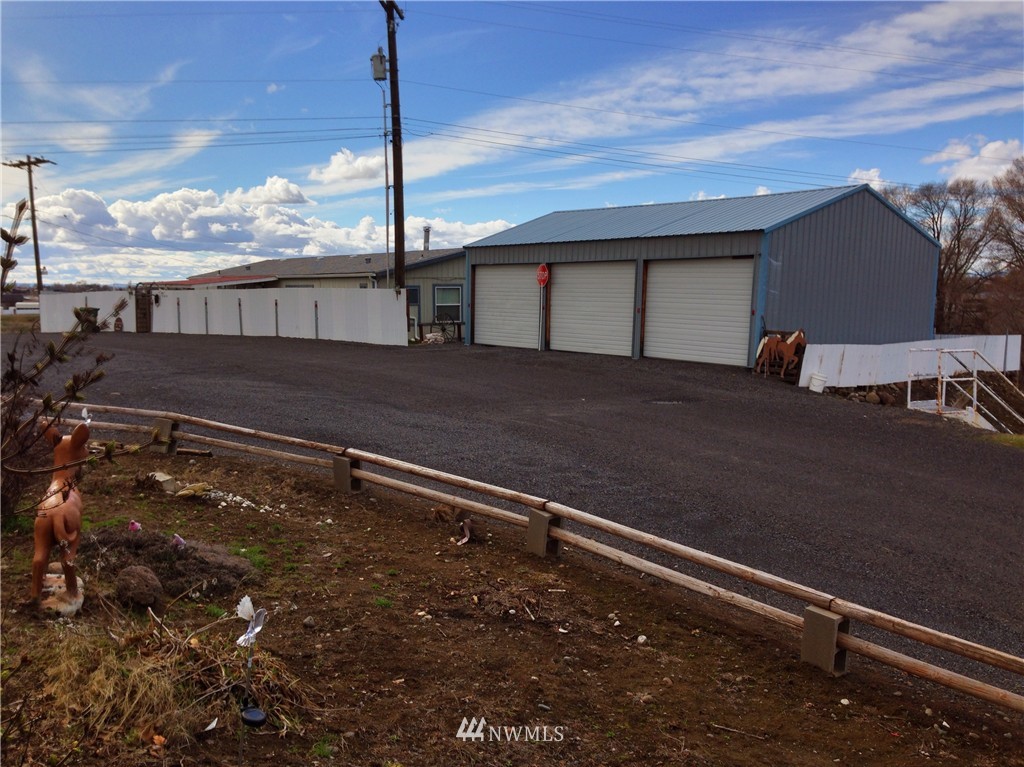 7513 Cole Road Northeast Moses Lake, WA 98837 - Photo 2 of 25 Gallery Image 2