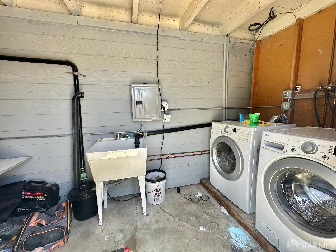 125 7th Street Richmond, CA 94801 - Photo 10 of 11 a utility room with dryer and washer