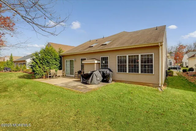 a view of a house with backyard