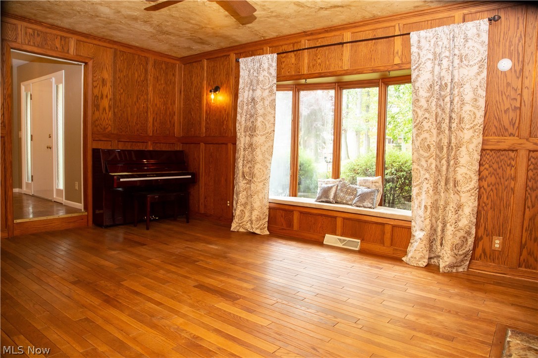 121 South Tamarack Road Akron, OH 44319 - Photo 12 of 35 Family room has wood floors and beautiful bay sitting window!