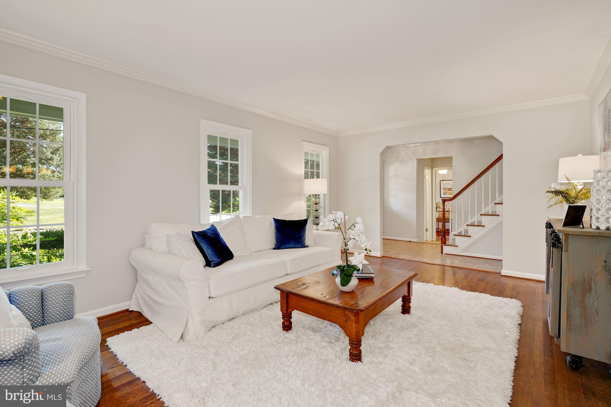 8600 Atwell Road Potomac, MD 20854 - Photo 4 of 33 Living Room