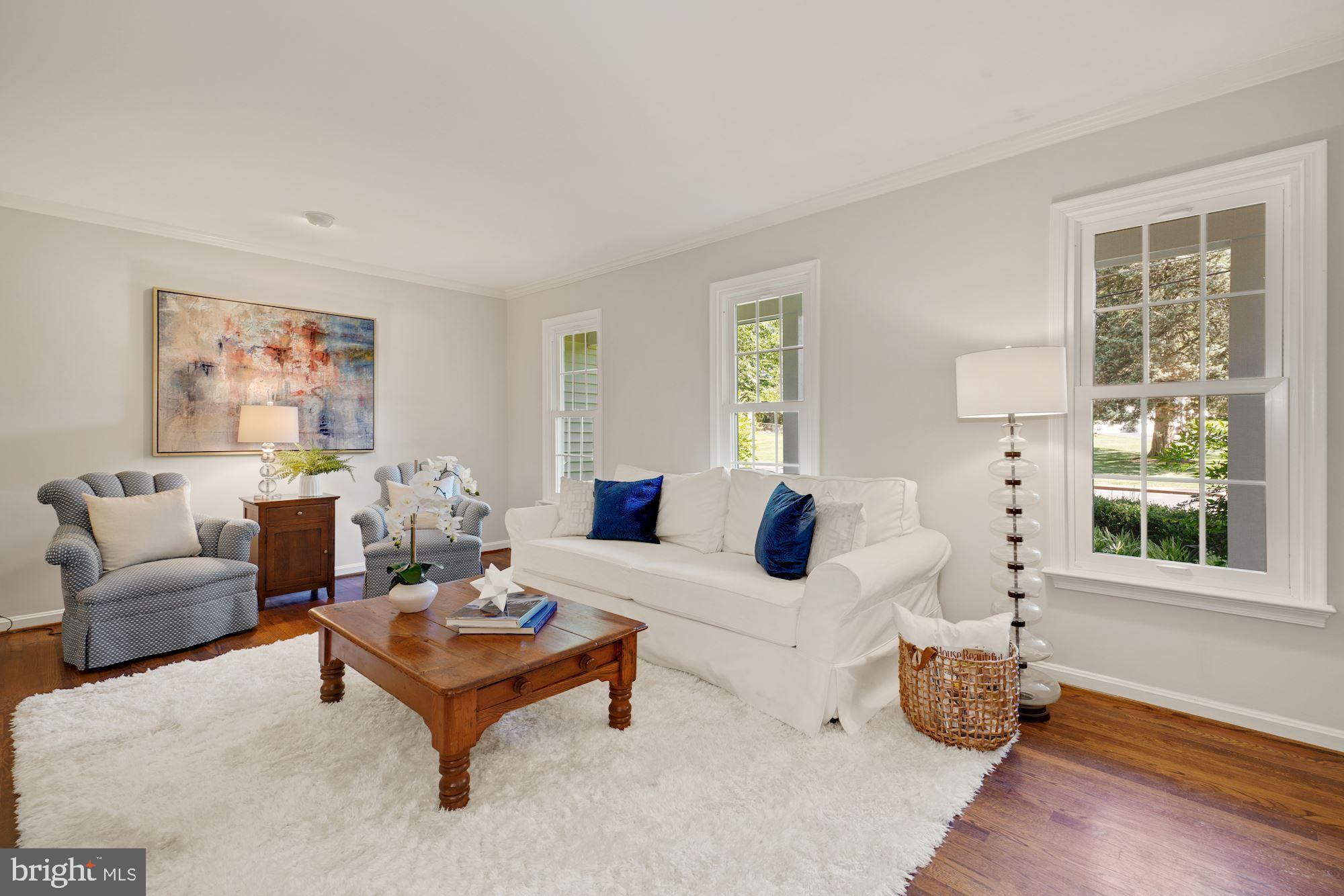 8600 Atwell Road Potomac, MD 20854 - Photo 5 of 33 Living Room