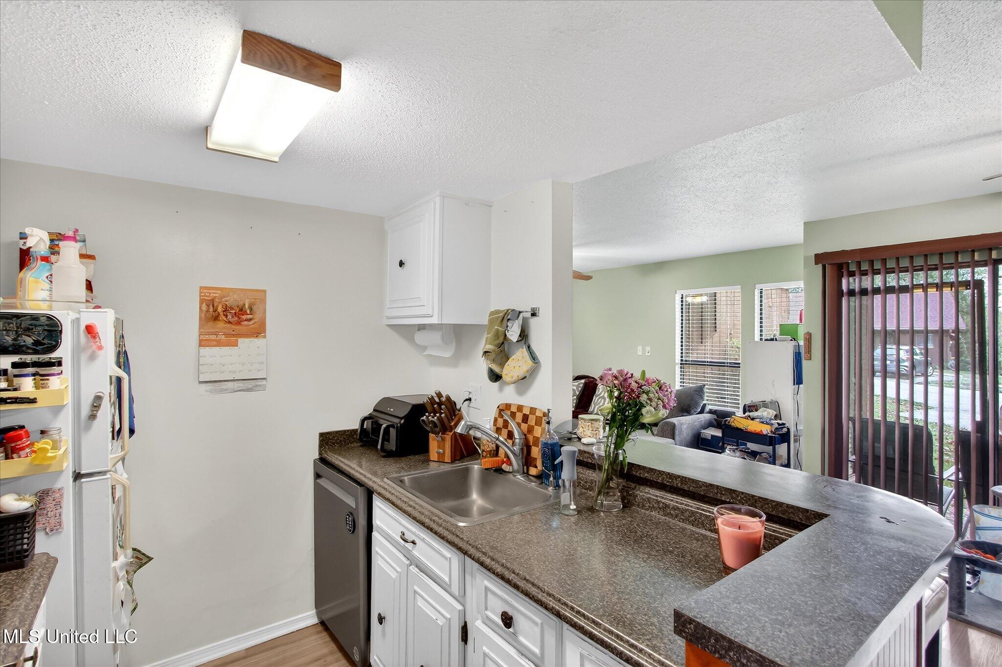 126 Molokai, Unit G Diamondhead, MS 39525 - Photo 11 of 30 Kitchen