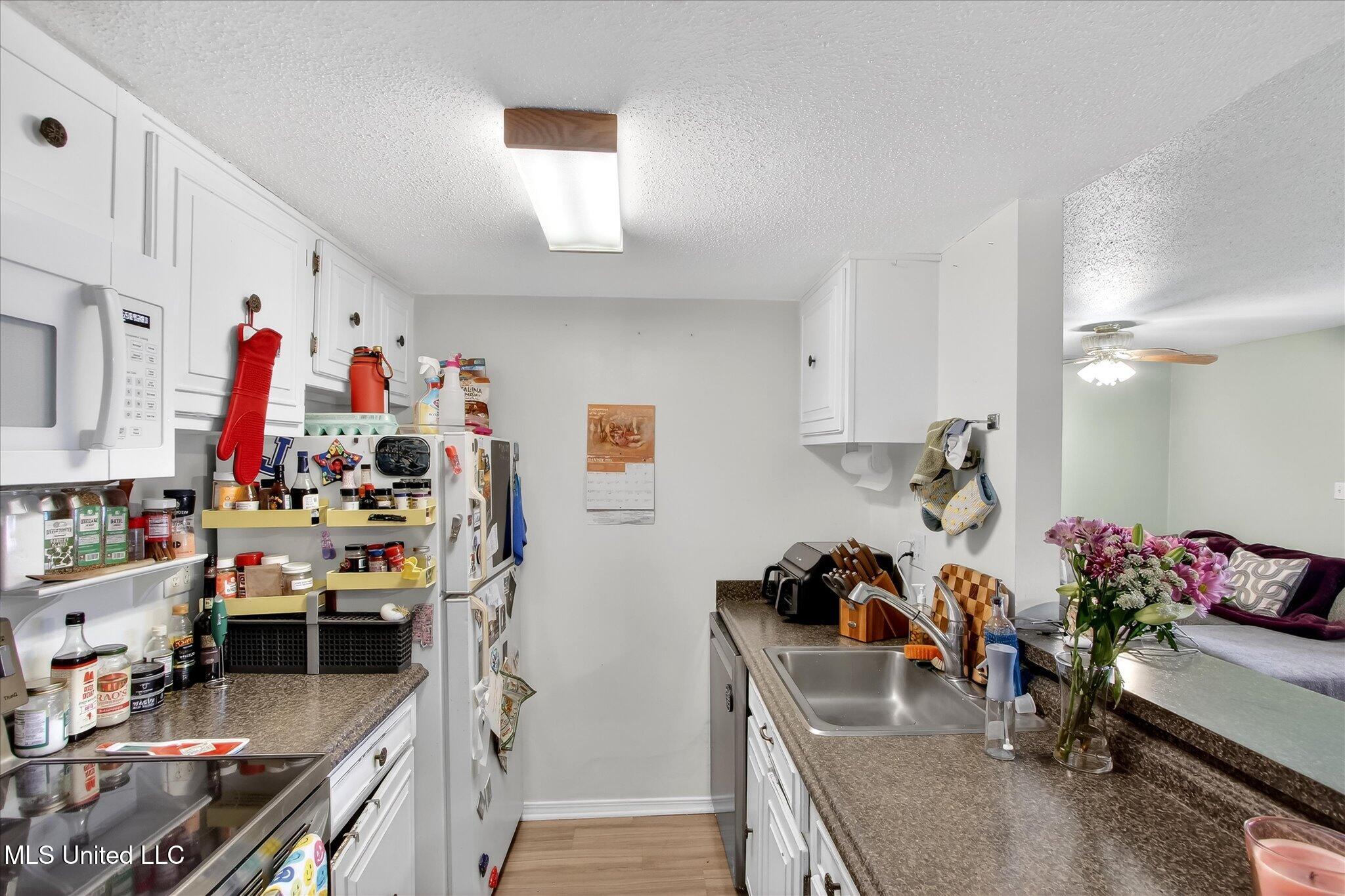 126 Molokai, Unit G Diamondhead, MS 39525 - Photo 13 of 30 Kitchen