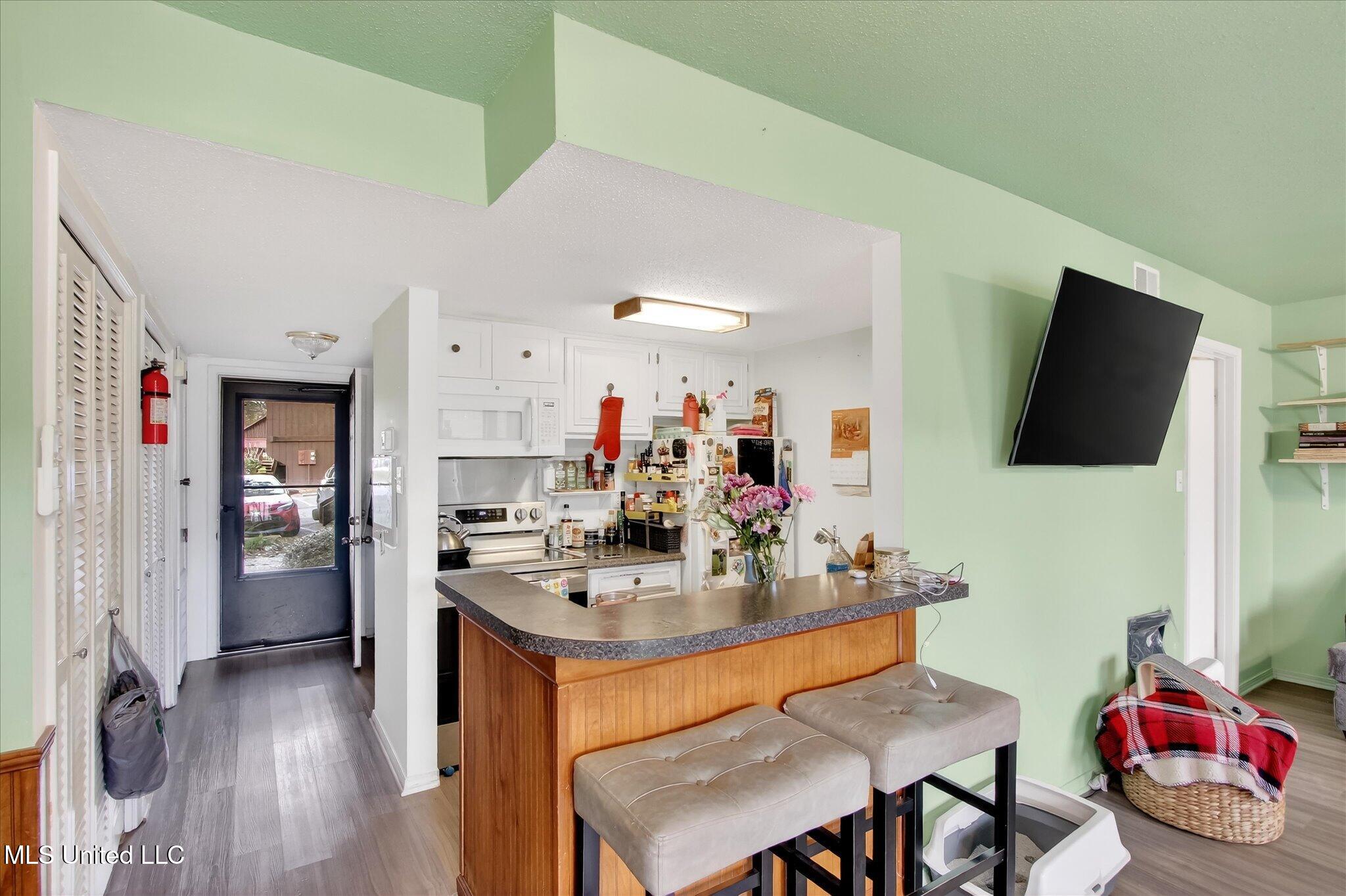 126 Molokai, Unit G Diamondhead, MS 39525 - Photo 7 of 30 Living area