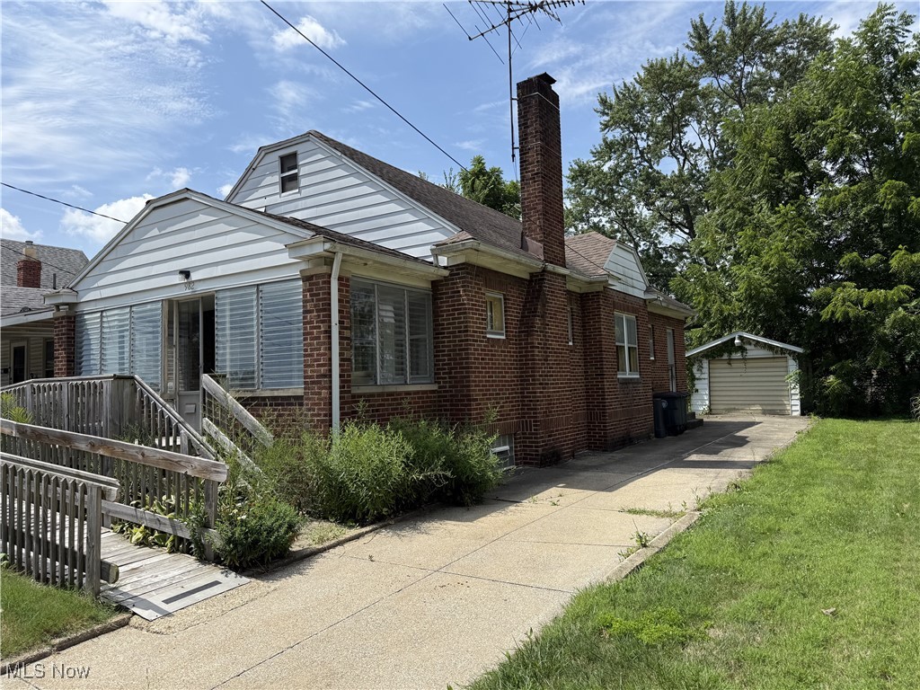 982 Dan Street Akron, OH 44310 - Photo 2 of 16