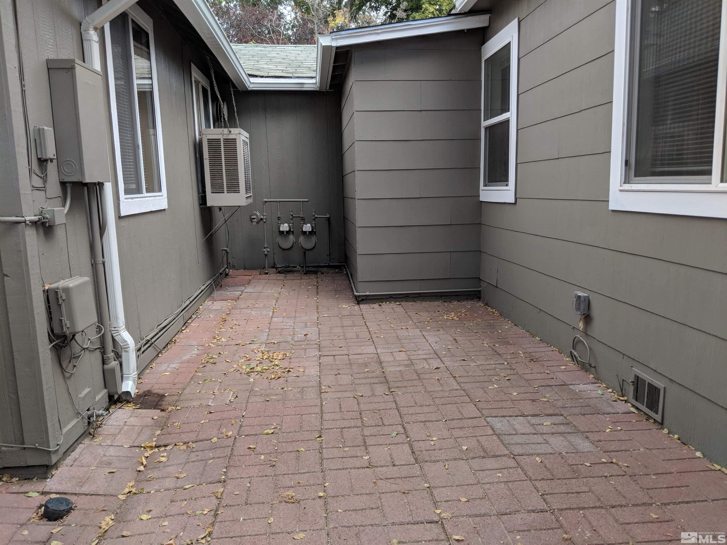 824-828 Locust Street Reno, NV 89502 - Photo 36 of 38 a backyard of a house