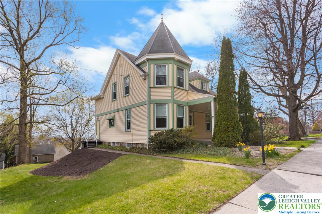 325 West Center Street Nazareth, PA 18064 - Photo 3 of 44