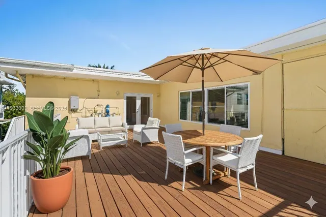 a view of empty room with window