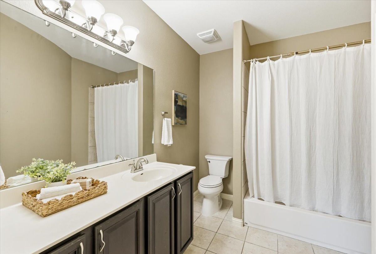 1101 Feather Reed Drive Leander, TX 78641 - Photo 25 of 40 Full bathroom upstairs