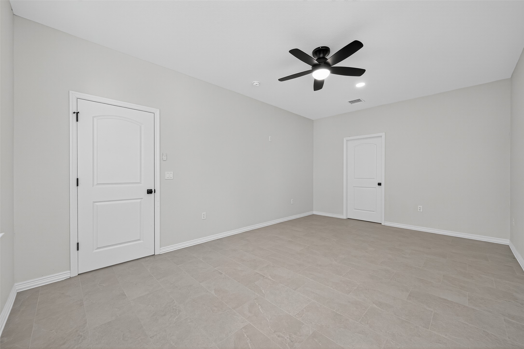 10594 Rustling Oaks Drive Conroe, TX 77303 - Photo 31 of 40 a view of an empty room with a ceiling fan