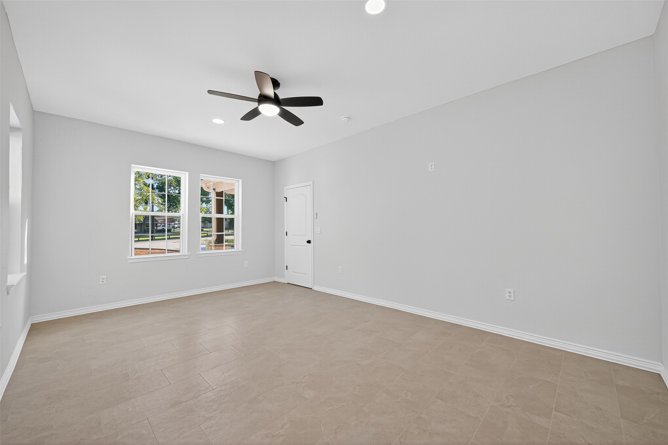 10594 Rustling Oaks Drive Conroe, TX 77303 - Photo 32 of 40 an empty room with windows and fan