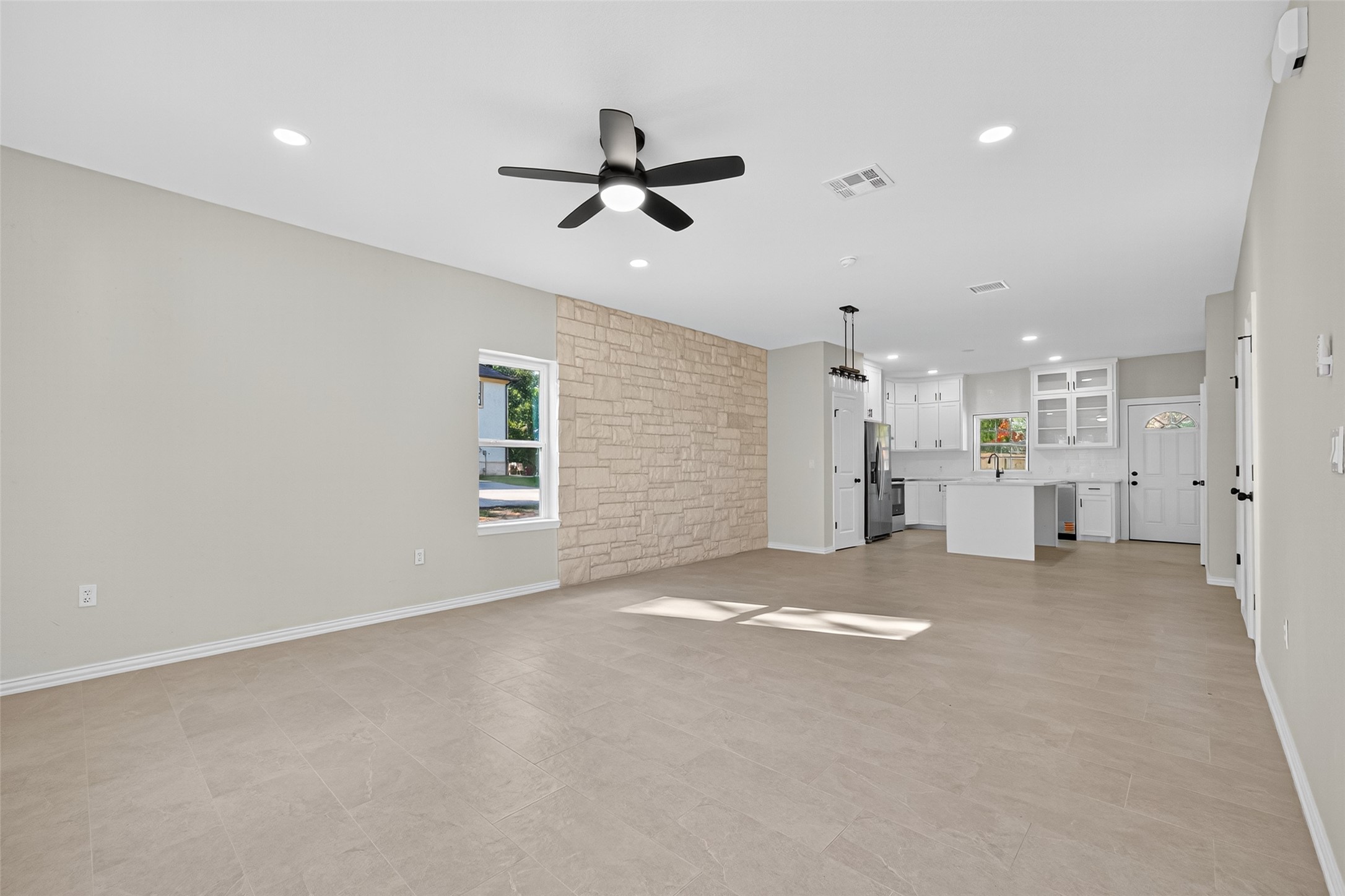 10594 Rustling Oaks Drive Conroe, TX 77303 - Photo 5 of 40 a view of a livingroom with a ceiling fan