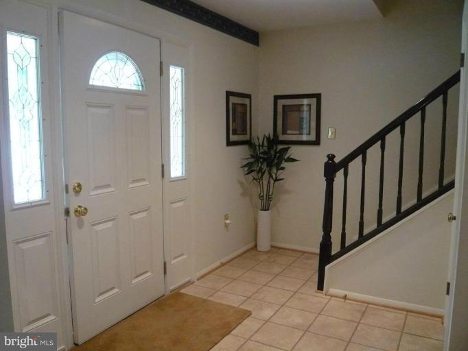a view of entryway with livingroom