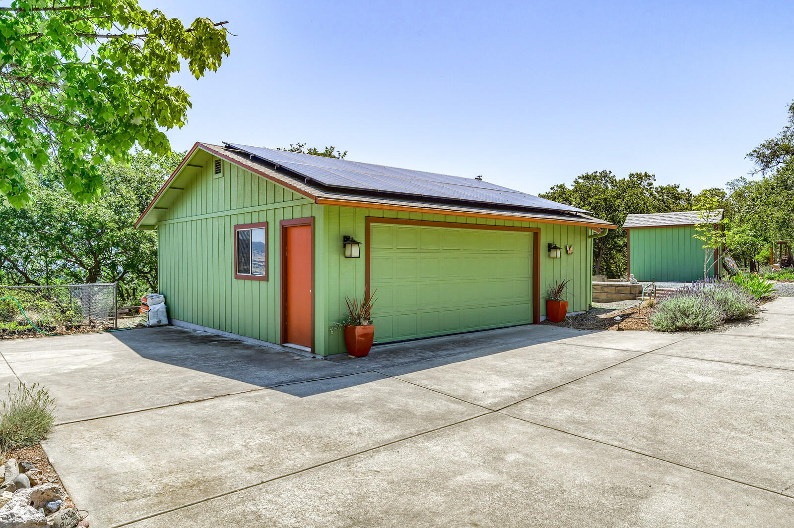 5196 Pioneer Road Medford, OR 97501 - Photo 51 of 94 Additional detached 2 car garage/shop.
