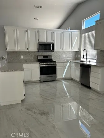 $2,700 | 13250 Ivanpah Road, Apple Valley, CA 92308