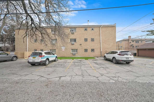 $2,095 | 8050 Niles Avenue, Unit 2E, Skokie, IL 60077