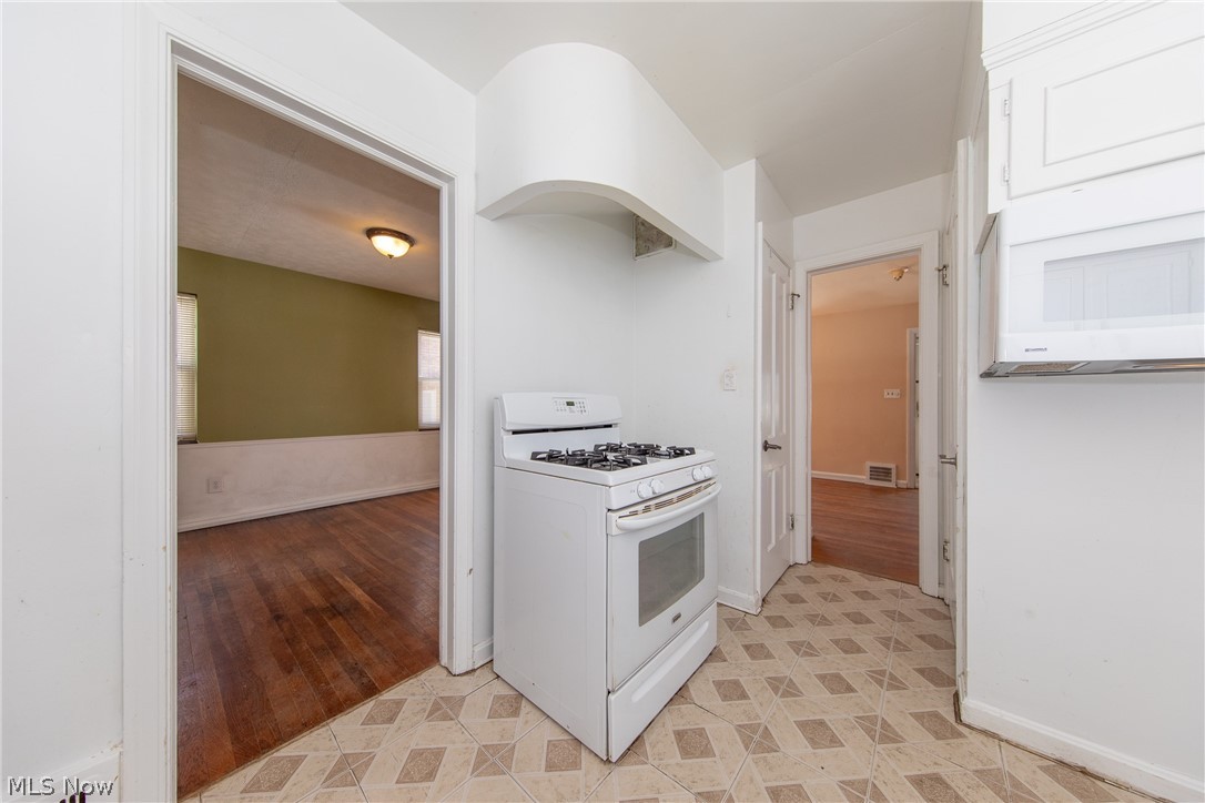 4071 Ellison Road Cleveland, OH 44121 - Photo 10 of 26 The Kitchen