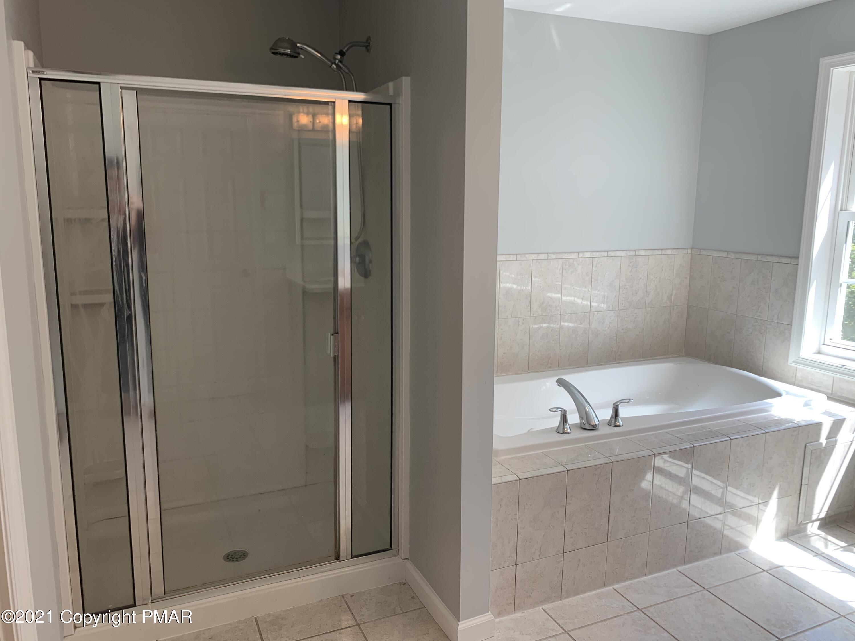 136 Pike Road Bushkill, PA 18324 - Photo 20 of 35 a bathroom with a bathtub