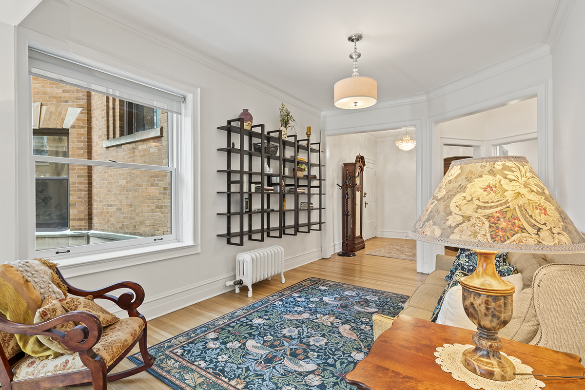 670 West Irving Park Road, Unit G6 Chicago, IL 60613 - Photo 11 of 38 a living room with furniture and a window
