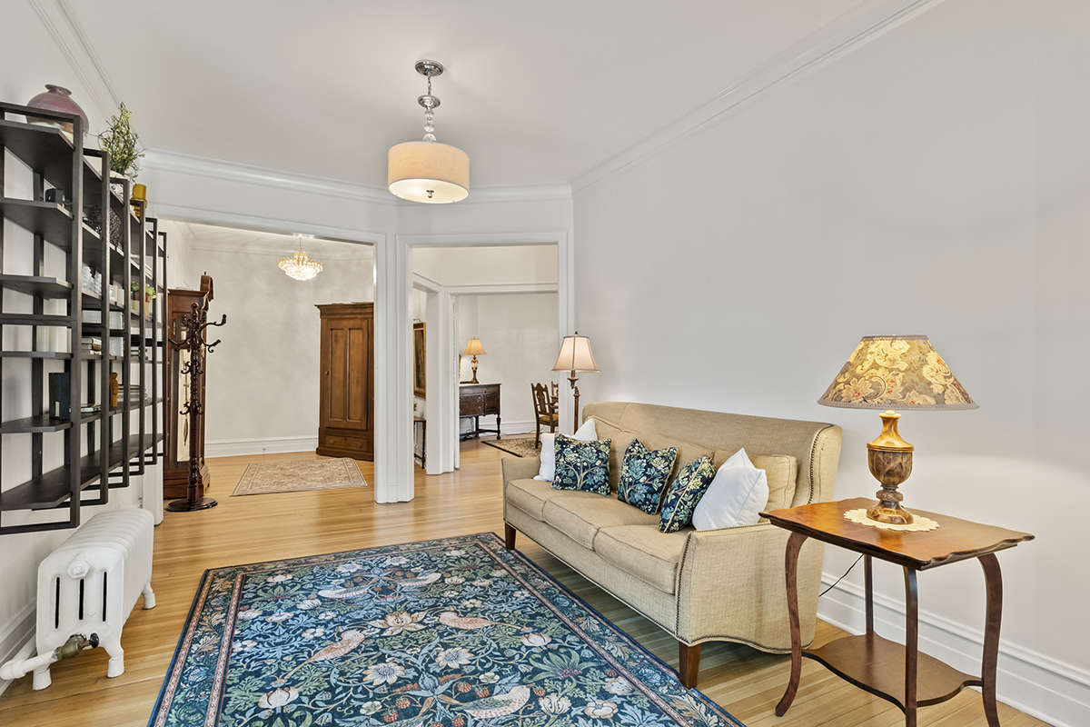 670 West Irving Park Road, Unit G6 Chicago, IL 60613 - Photo 12 of 38 a living room with furniture and a rug
