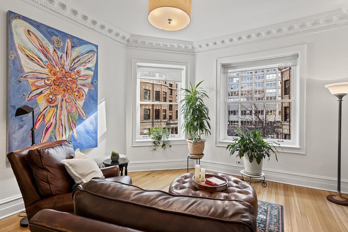 670 West Irving Park Road, Unit G6 Chicago, IL 60613 - Photo 14 of 38 a living room with furniture and a potted plant