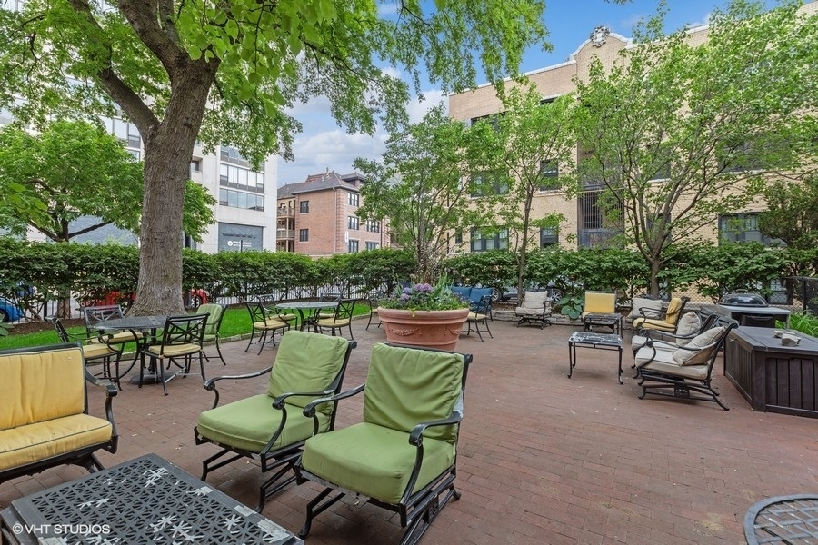 670 West Irving Park Road, Unit G6 Chicago, IL 60613 - Photo 33 of 38 a backyard of a house with outdoor seating