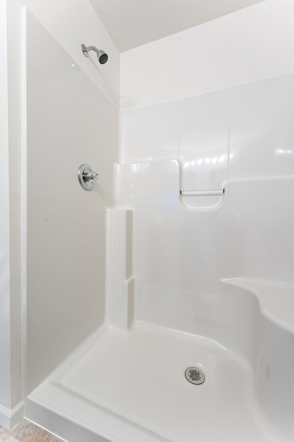11539 Georgia Place Crown Point, IN 46307 - Photo 27 of 37 a bathroom with a bathtub