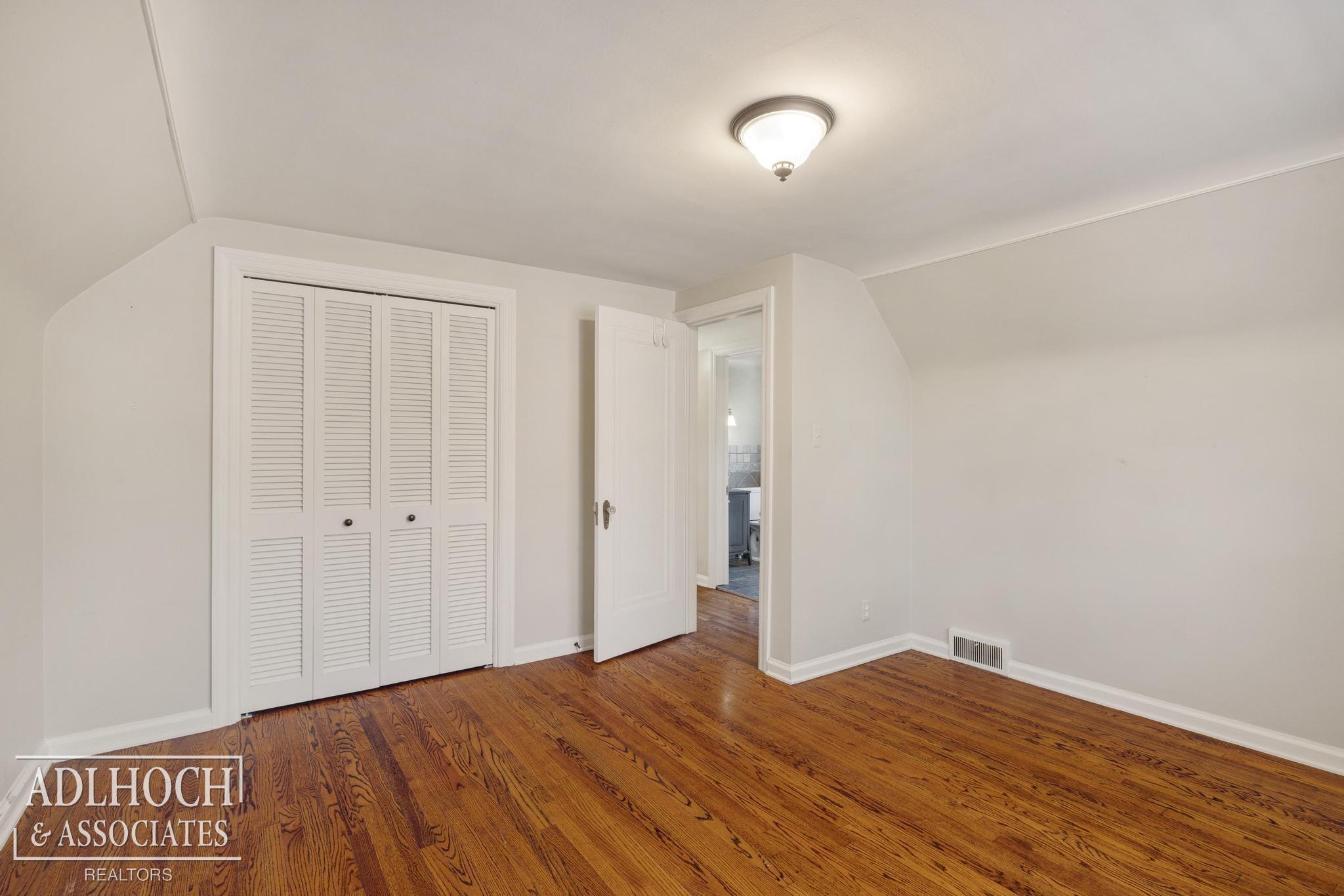 869 Rivard Boulevard Grosse Pointe, MI 48230 - Photo 17 of 25 50190961-bf54f5ec-a56f-4f6f-b151-3be18ae0bd38.JPG