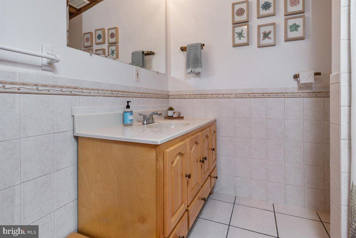 8426 Garden Road Pasadena, MD 21122 - Photo 23 of 32 Full bath main floor