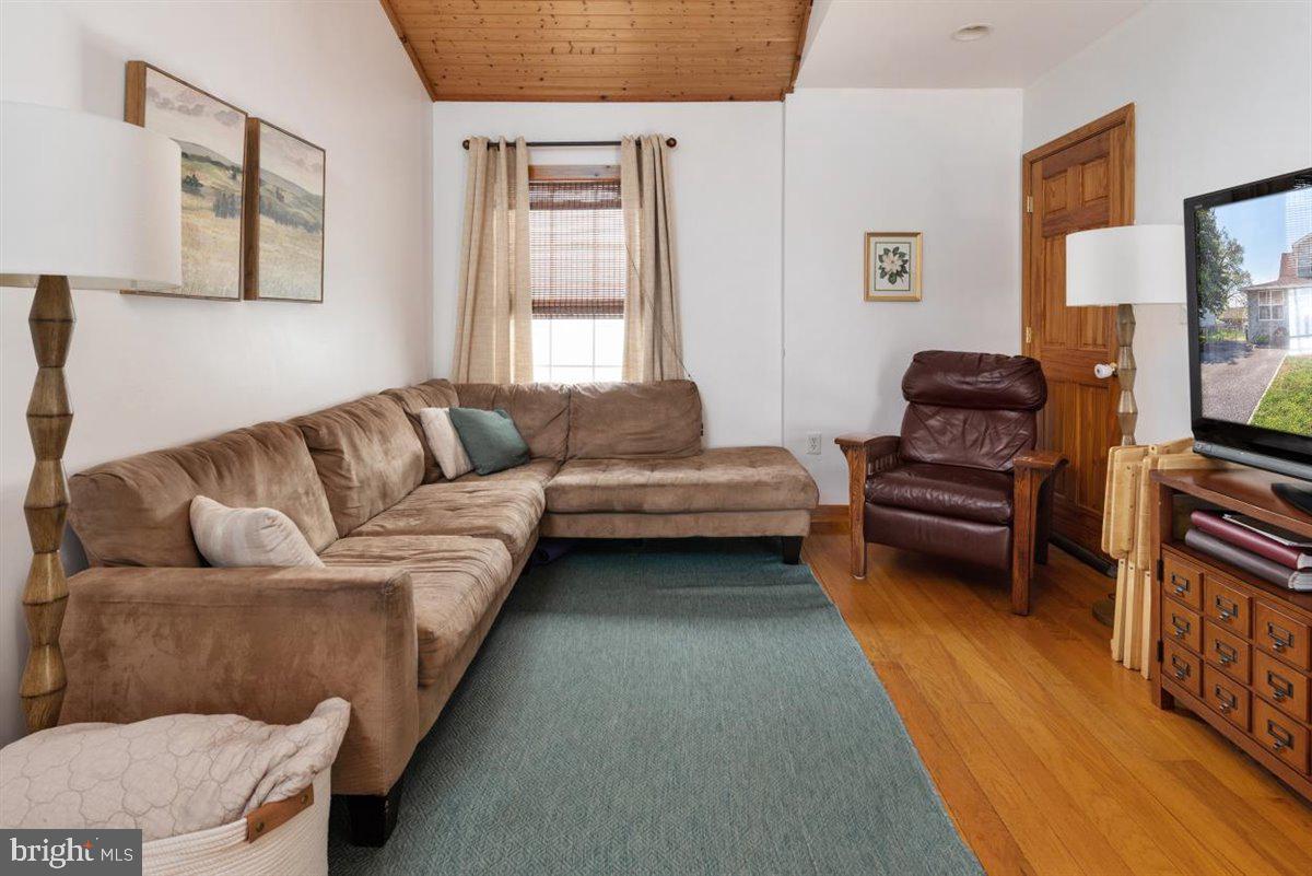 8426 Garden Road Pasadena, MD 21122 - Photo 7 of 32 Cozy family room