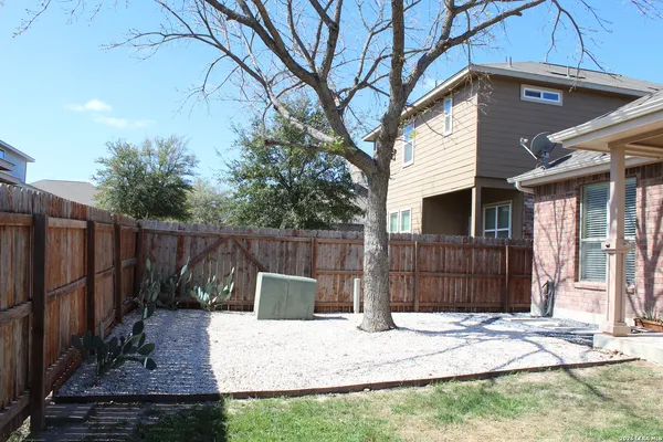 a view of a backyard