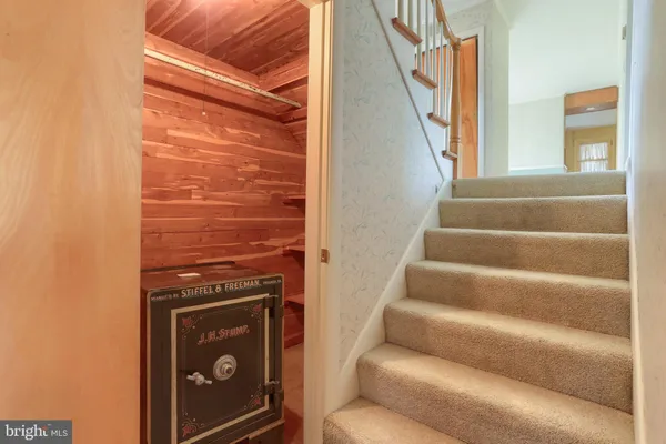 a view of a pathway that has an outdoor space