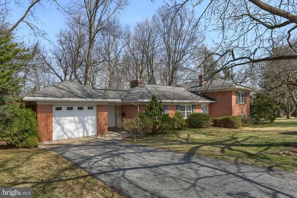 a front view of house with yard