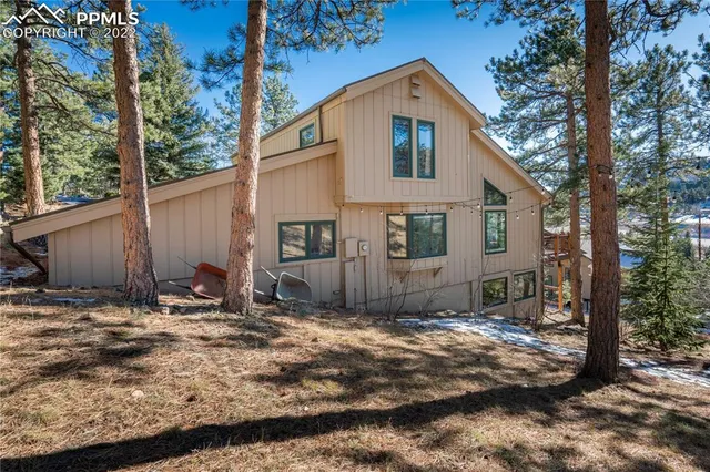 a view of a house with backyard