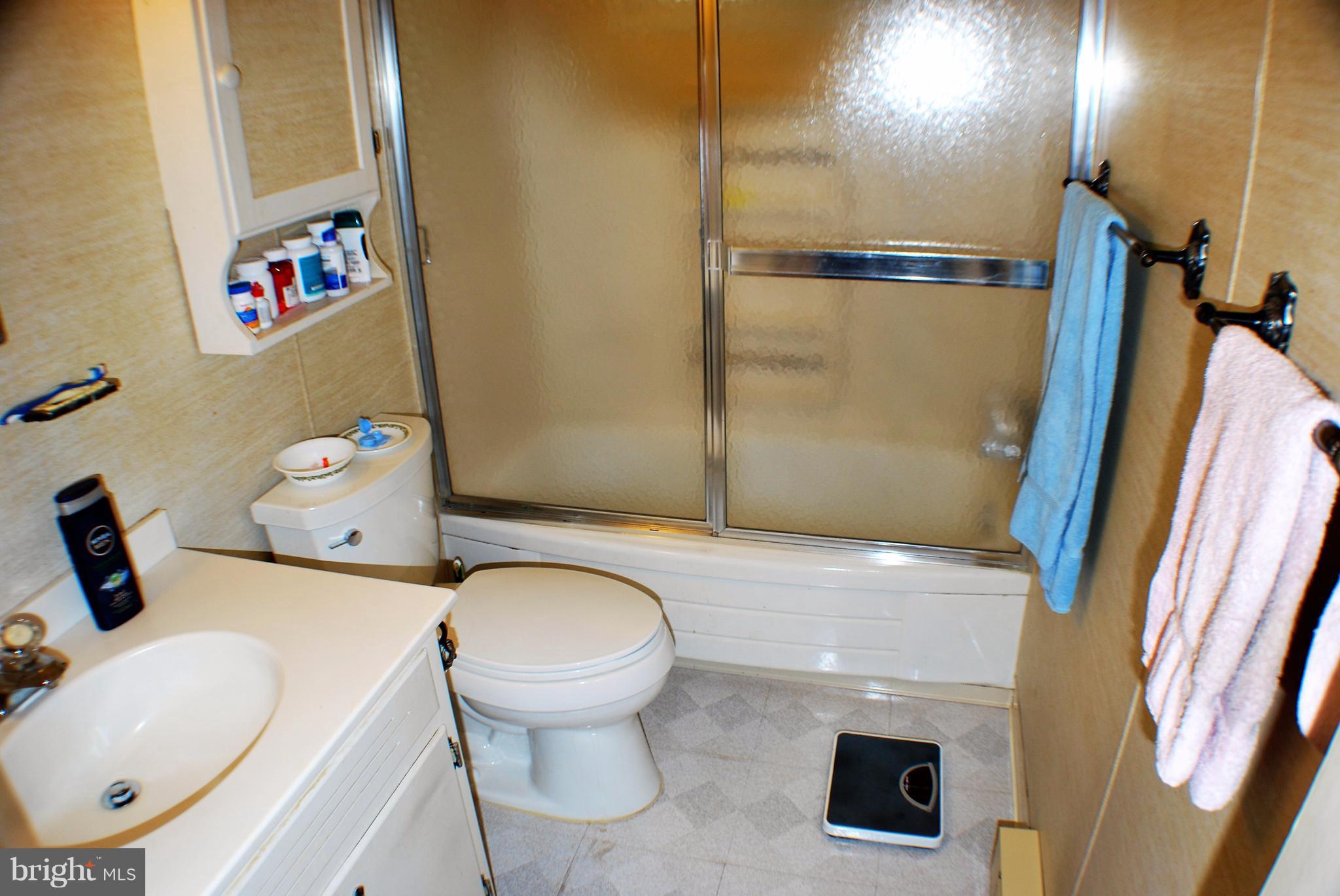 49 Harmony Hall Road Gaithersburg, MD 20877 - Photo 15 of 26 Full bathroom on main level.