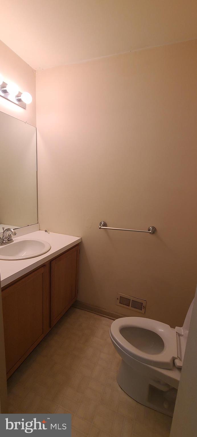 25 Amberfield Road Trenton, NJ 08691 - Photo 16 of 41 Powder Room