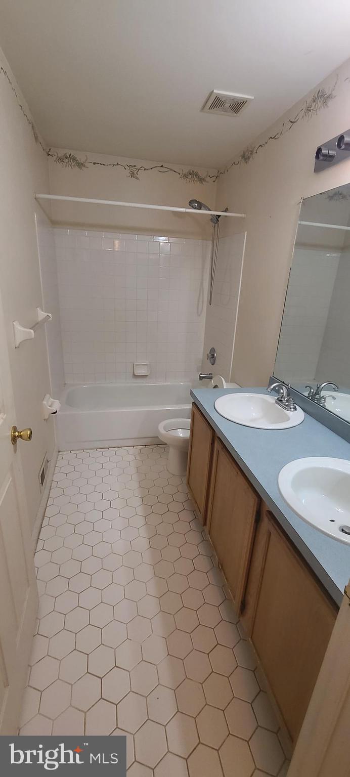 25 Amberfield Road Trenton, NJ 08691 - Photo 30 of 41 Shared Bathroom