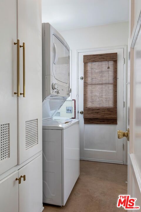 223 6th Avenue Venice, CA 90291 - Photo 12 of 39 a utility room with closet dryer and washer