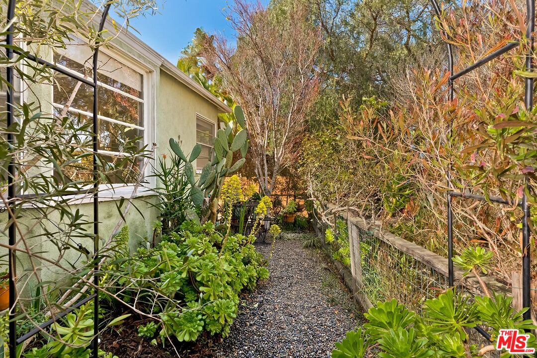 223 6th Avenue Venice, CA 90291 - Photo 2 of 39 a backyard of a house with lots of green space