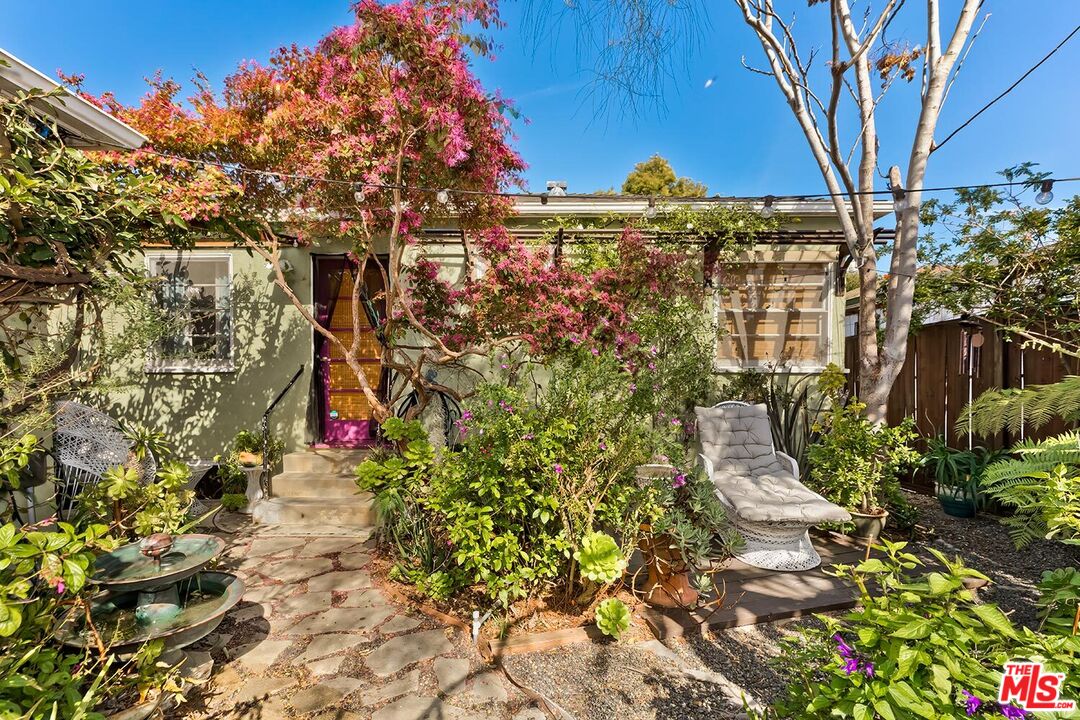 223 6th Avenue Venice, CA 90291 - Photo 30 of 39 a view of outdoor space and city view