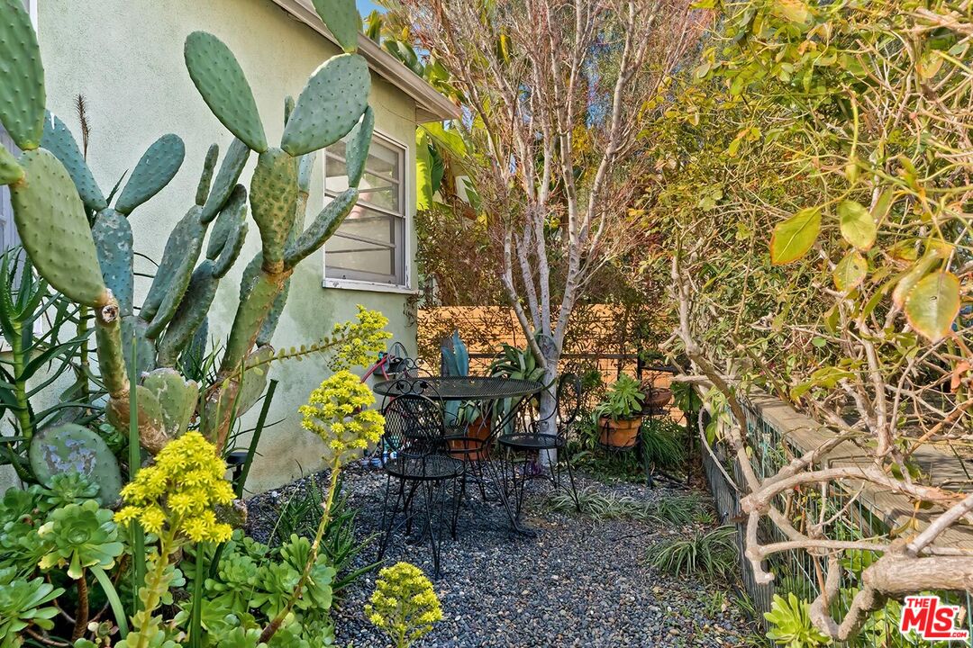 223 6th Avenue Venice, CA 90291 - Photo 3 of 39 a outdoor view with sitting space