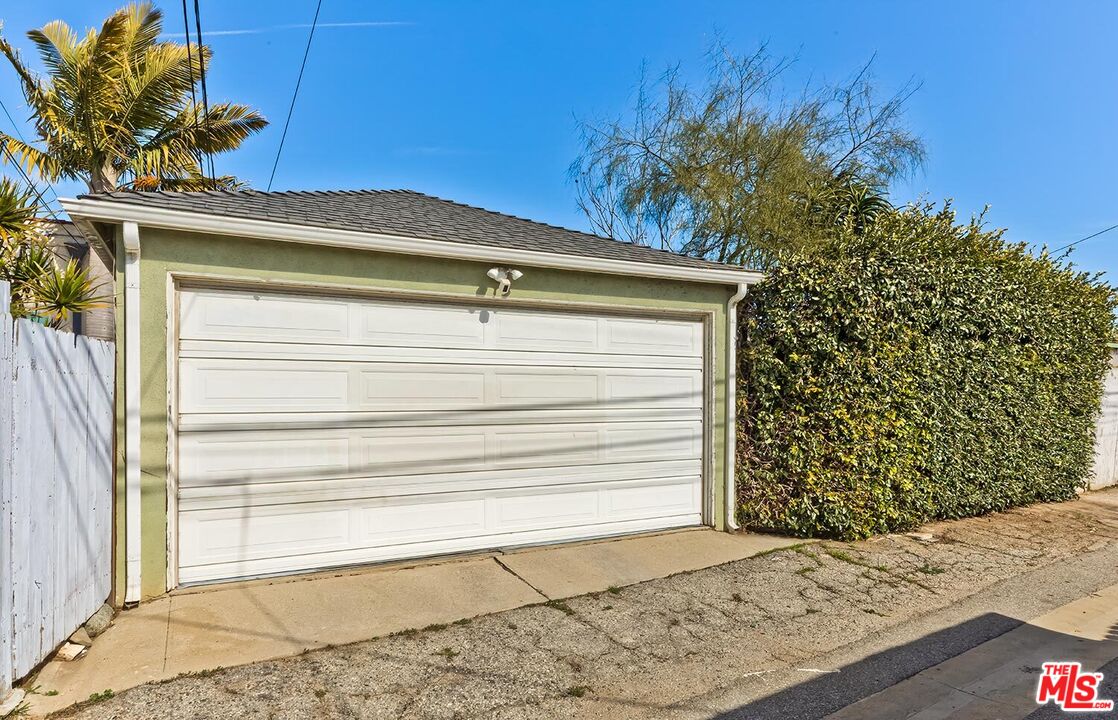223 6th Avenue Venice, CA 90291 - Photo 34 of 39 a view of a pathway of a house with wooden fence