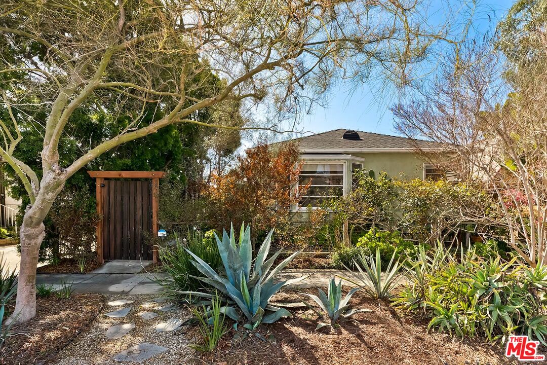 223 6th Avenue Venice, CA 90291 - Photo 35 of 39 a front view of a house with a yard