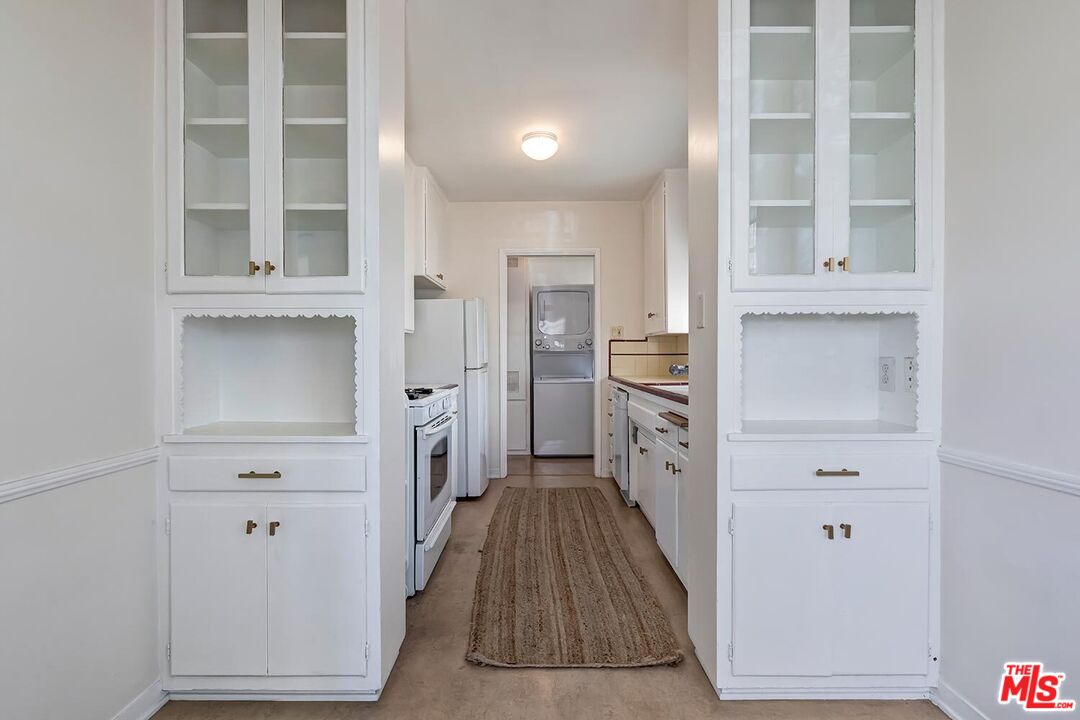 223 6th Avenue Venice, CA 90291 - Photo 38 of 39 wooden floor with white cabinets