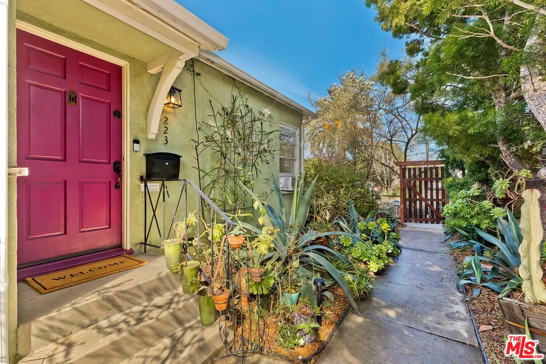 223 6th Avenue Venice, CA 90291 - Photo 6 of 39 a house with a outdoor space