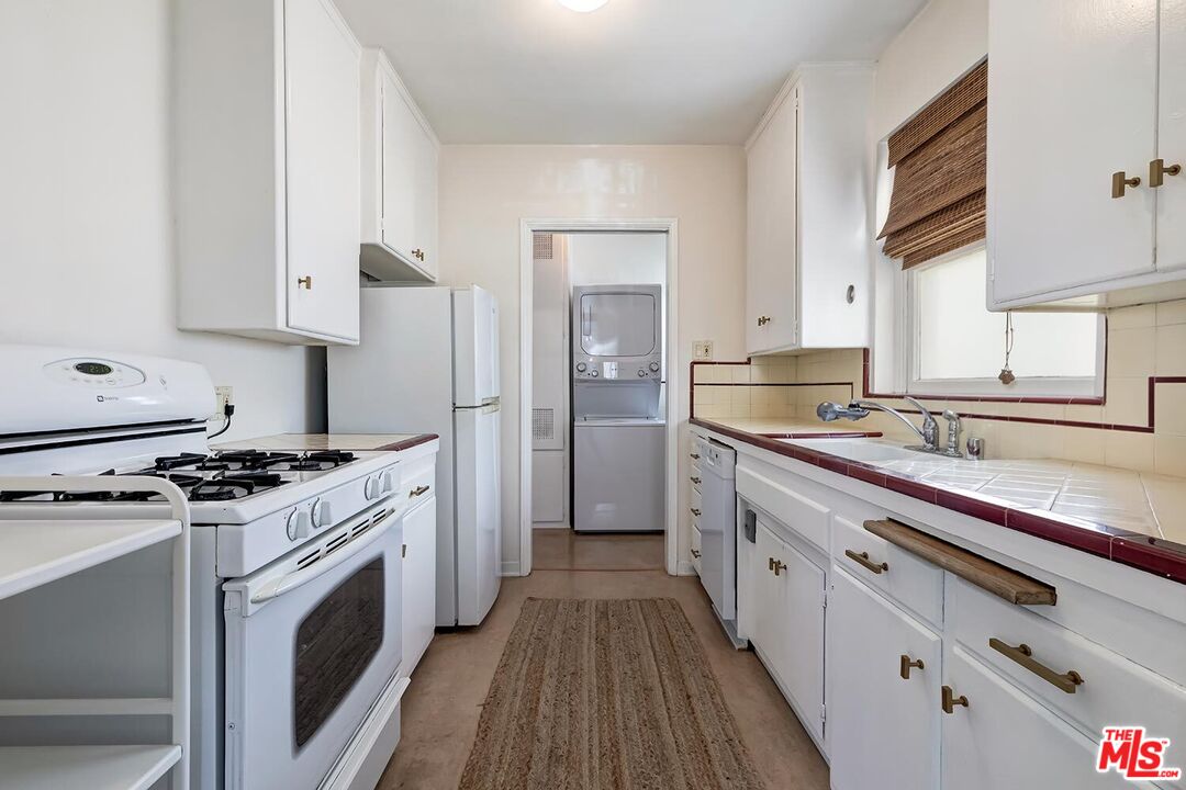 223 6th Avenue Venice, CA 90291 - Photo 9 of 39 a kitchen with stainless steel appliances a stove a sink and a refrigerator
