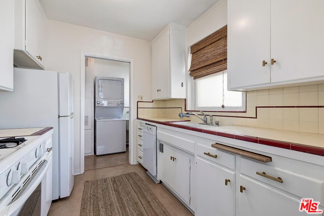 223 6th Avenue Venice, CA 90291 - Photo 10 of 39 a kitchen with cabinets oven and a dishwasher