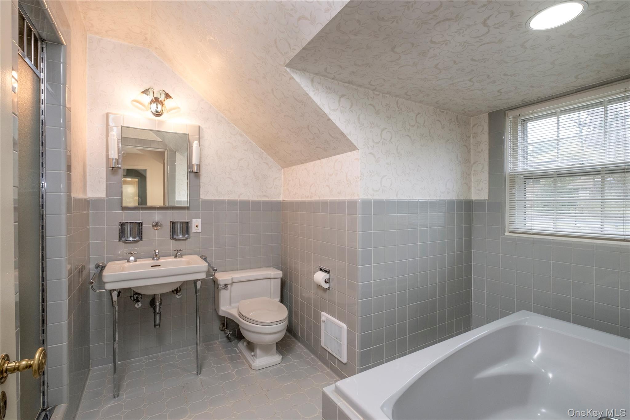 180 Wilmot Road New Rochelle, NY 10804 - Photo 14 of 26