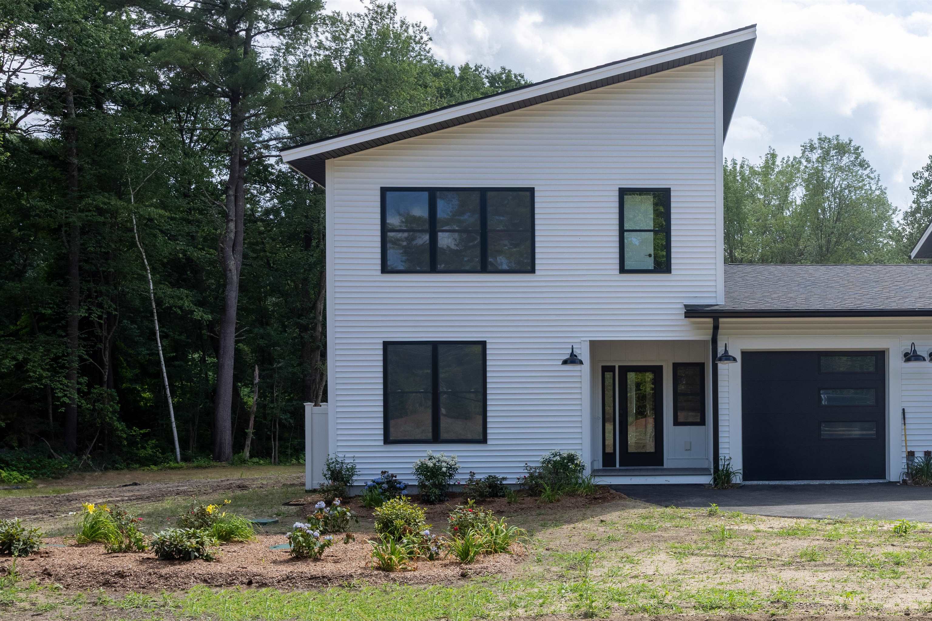 99 Rockingham Road, Unit 1 Londonderry, NH 03053 - Photo 2 of 42